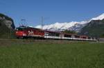 De 110 021-3 zieht am 17.5.12 den IR 2215 von Brienzwiler Richtung Meiringen.