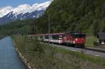 De 110 021-3 zieht am 17.5.12 den IR 2219 von Brienzwiler Richtung Meiringen.