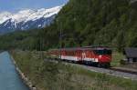 Am 17.5.12 fhrt der Regio 7445 mit dem De 110 001-5 an der Spitze von Brienzwiler Richtung Meiringen.