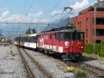 zb - De 4/4 110 021-3 mit Schnellzug aus Interlaken bei der einfahrt in den Bahnhof von Meiringen am 11.09.2012