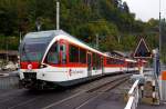 Triebzug ABe 130 010-2 (ein  Stadler SPATZ = Schmalspur PAnorama TriebZug) der Zentralbahn als Regionalbahn nach Interlaken Ost, fhrt hier am 29.09.2012 vom Bahnhof Brienz weiter in Richtung Interlaken.
 
Dieser Schmalspur Panorama Triebzug (Typ ABe 4/8), Baujahr 2005, die Achsformel ist 2'Bo'Bo'2, er hat eine Spurweite von 1.000 mm und Hchstgeschwindigkeit von 100 km/h. 
Auffllig ist auch das die Kupplung dieser Triebwagen  eine +GF+ (GFN)-Kupplung haben, dies ist eine halbautomatische Kuppung.