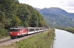 De 110 022 mit IR2222 am 25.09.2012 zwischen Meiringen und Brienzwiler bei Hirsi