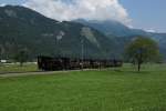 Dampflok HG 3/3 1067 der Ballenberg-Dampfbahn befindet sich am 07.07.2013 mit dem Brnigbahn-Jubilumszug ausgangs von Meiringen.