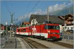 Der Brnigbahn HGe 101 966-6 erreicht mit dem IR 2215 von Interlaken Ost nach Luzern den Bahnhof Brienz.