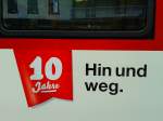  10 Jahre Hin und weg.  Die Zentralbahn feiert 2015 ihr 10 jähriges Bestehen. Vor zehn Jahren, am 1. Januar 2005 fusionierten die damalige SBB-Brünigbahn und die Luzern-Stans-Engelberg Bahn zur zb Zentralbahn AG. Gründe für die Fusion waren damals die anstehenden, grossen Investitionen in Rollmaterial und Infrastruktur, welche jede Bahn alleine nicht hätte tragen können. Da zudem auch die Schienenbreite von genau einem Meter und der Streckenabschnitt zwischen Luzern und Hergiswil identisch sind, war diese Fusion quasi ein logischer Schritt, wollte man nicht die Existenz einer der beiden Bahnen riskieren. Seit dieser Fusion wurde in den letzten Jahren enorm viel in die Zentralbahn investiert, so dass aus den ehemaligen Provinzbahnen eine der modernsten Meterspurbahnen Europas geworden ist. (Aufgenommen am 23.7.2015 in Meiringen)