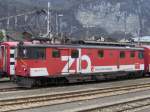 eine Zehnradbahd Lokomotive der Zentralbahn steht mit einem Schnellzug nach  Luzern abfahrtbereit im Bahnhof Meiningen.
