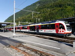 zb - Schnellzug nach Luzern an der Spitze der Triebwagen 150 103-6 im Bahnhof Interlaken Ost am 14.08.2016