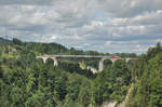 Ein Voralpenexpress, bestehen aus zwei Re 456 und Revivo Wagen, fährt über den Sitterviadukt zwischen St. Gallen und Herisau.
Foto augenommen am 1.7.17