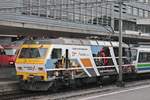 Lokportrait von SOB Re 456 093-4  Rhomberg Sersa , welche am 15.10.2016 am Zugschluss eines VAE  Voralpen-Express  (St.Gallen - Luzern) von SOB Re 456 094-2  VÖGELE SHOES   hing und in den