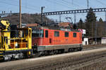 SBB CARGO Re 430 352-5 anlässlich der Bahnhofsdurchfahrt Burgdorf vom 19. Februar 2019.
Besonders zu beachten: Noch ist die Aufschrift der früheren Besitzerin, der SOB leicht erkennbar.
Foto: Walter Ruetsch