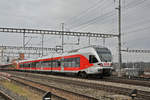 RABe 526 051-8 der SOB durchfährt den Bahnhof Muttenz.