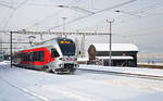 Die S13 verlässt soeben den Startpunkt Wädenswil, um nach 480 Höhenmeter, 16 km Strecke und somit durchschnittlich 30 Promille Steigung den Zielort Einsiedeln zu erreichen.