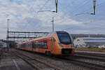 RABe 526 113 Traverso der SOB durchfährt den Bahnhof Rupperswil.