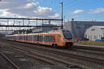 RABe 526 120 Traverso der SOB durchfährt den Bahnhof Rupperswil.