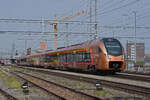 RABe 526 113 Traverso der SOB durchfährt den Bahnhof Muttenz.