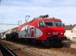 Re 446-016 mit zwei Kesselwagen in Samstagern am 29.11.2007