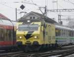 SOB - E-Lok Re 4/4 456 092 mit Vollwerbung unterwegs mit dem Voralpen Express im Bahnhofsareal von Samstagern am 15.02.2008