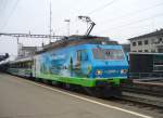 SOB - E-Lok Re 4/4 456 096-7 mit Vollwerbung unterwegs mit dem Voralpen Express im Bahnhofsareal von Rapperswil am 15.02.2008