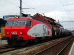 Meine Lieblingslok, die Re 446, hier Nummer 018, prsentierte sich mit einem Gterzug am 20.11.2008 in Pfffikon SZ.