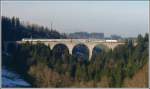 Voralpenexpress IR2419 mit Re 456 auf einem Viadukt bei Degersheim.