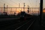 Morgenstimmung in Pfffikon SZ mit dem SOB-Flirt RABe 526 050 als S-Bahn nach Arth-Goldau (14.4.2009).