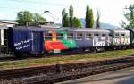 Wagen mit Werbung und Stromabnehmer (Ex-Speisewagen ?) am 30.04.2005 abgestellt in Rapperswil.