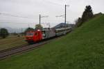 Am 22.10.10 nhert sich die Re 456 095-9 mit dem Voralpen-Express Samstagern.