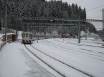 IR VAE 2410 mit altem Steuerwagen, Re 4/4 II 11138 und einem SOB Verstrkungswagen in Biberbrugg, 29.12.2010.