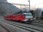 SOB /SZU - SOB Lok Re 4/4 446 015-0 mit SZU Doppelstockpersonenwagen B 50 45 26-73 265-7 im Bahnhof von Martigny Morgens um ca 07.30 Uhr am 18.03.2011    