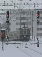 Abgestellt im Schnee scheinbar ohne Schienenverbindung: BDe 4-4 der Sdostbahn (SOB)in Einsiedeln (17.12.2005)