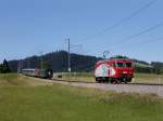 Die Re 446 018 beim Absetzen der Schubleistung von einem Voralpenexpress am 27.06.2011 bei Biberbrugg.