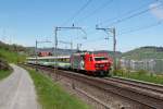 Re 456 095 mit einem Voralpenexpress am 26.04.2012 bei Immensee.