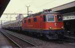 Eine Re 4/4, Lok 43 der Sdostbahn, hlt am 27.3.1990 um 16.33 Uhr mit  einem Schnellzug nach Luzern im Schweizer Bahnhof Arth Goldau.