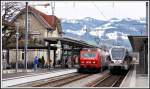 In Uznach treffen der VAE 2416 mit SOB Re 456 095 und die S4 23447 mit 526 045-0 aufeinander.