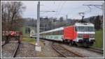 Der VAE 2418 nach Luzern wird von 446 0105 ex SBB Re 4/4 IV durch Kaltbrunn geschoben.