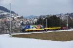 Re 456 092-6 verlässt am 28.02.2015 Herisau mit zwei Güterwagen.