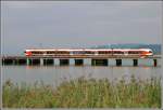 S40 16940 nach Einsiedeln auf dem Damm von Rapperswil. RABe 526. (10.09.2015)