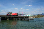 Die Re 456 092-6 rollt am 10.04.2016 am Schluss des Voralpen--Express 2573 über den Seedamm und erreicht in Kürze Rapperswil.