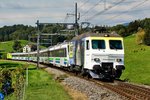 Die neue Werbelokomotive Re 446 015 verkehrshaus.ch fährt mit der Schublok Re 446 018 mit dem Voralpenexpress in Kaltbrunn vorüber.Bild vom 7.10.2016