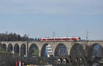 Ein Stadler Flirt (Rabe 526) überquert den Weissenbach-Viadukt in Herisau.
Foto aufgenommen am 15.3.2107