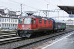 Ehemalige Lokomotiven der SÜDOSTBAHN/SOB in Zofingen am 19. Februar 2020.
SBB CARGO Re 430 352-2 mit noch leicht erkennbarer SOB-Aufschrift kurze Zeit nach ihrer Ankunft mit einem Kurzgüterzug.
Im Jahre 1994 hat sich die SBB entschlossen die vier im Fahrzeugpark exotischen Re 4/4 IV gegen die vier Re 4/4 III der SOB zu tauschen. 
Foto: Walter Ruetsch

