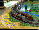 SOB - Modell aus Lego / Klickbausteinen, Kleine Fahrstrecke mit einem Silbrigen RABe 526 und einem Goldenen TRABe 526 TTAVERSO ausgestellt in der SOB Werkstätte in Samstagern anlässlich Tag der offen Tür bei der 175 Jahr Bahn Feier am 23.10.20200