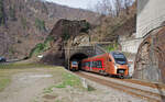 Freitag den 17.02.2023 um 10:32 Uhr. Zwischen Giornico (Südlich) und Lavorgo (Nördlich) an der Biaschina-Schlucht am Südportal des kurzen Tourniquet-Tunnels begegnen sich zwei SOB TRAVERSO. Der Nordwärts fahrende (links) ist der IR26 (InterRegio 2320) „Treno Gottardo“ mit der Fahrzeugnummer 211 (94 85 7 526 111-0 / 211-8) welcher von Locarno (ab 09:35 Uhr) über Airolo – Göschenen nach Basel SBB (an 13:56 Uhr) verkehrt. Der Südwärts fahrende (rechts) ist der IR46 (InterRegio 2413) „Treno Gottardo“ mit der Fahrzeugnummer 202 (94 85 7 526 102-9 / 202-7) welcher von Zürich HB (ab 08:05 Uhr) über Göschenen – Airolo nach Locarno (an 11:25 Uhr) verkehrt.