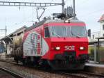 Re 446 016 mit einem beladenen Niederbordwagen in Samstagern am 30.11.2007