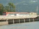 BDe 576 058-2 im alten Design mit Zwischenwagen und Steuerwagen im neuen Design am 15.08.2004 auf der Seedammbrcke bei Rapperswil