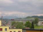 Bodensee 2008 - ber den Dchern von Herisau flchtet am 11.05.2008 der IR 2421 Luzern-Romanshorn vor dem herannahendem Gewitter. Etwas weiter zum Bahnhof hat es noch eine etwas bessere Fotostelle, doch dort wollten wir im strmenden Regen nicht auf einen Zug warten. Htten wir mal, es wre der Amorexpress gewesen!