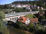 Der Voralpenexpress mit der Lok Re 456 unterwegs von Luzen nach Romanshorn auf dem Thurviadukt in Lichtensteig.