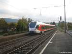 RABe 526 043-5 trifft am 17.10.08 als S13 nach Wdenswil in Burghalden ein.