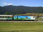 Die Re 456 096 mit der Reklame Voralpenexpress am 27.08.2008 mit einem Voralpenexpress bei Biberbrugg.