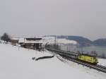 Der Voralpenexpress welcher am 19.2.05 von der Werbelok Re 456 092-6  Tele Top  gezogen wird, ist hier auf dem Streckenabschnitt Immensee - Arth-Goldau. Im Hintergrund ist Immensee und der Zugersee zu sehen